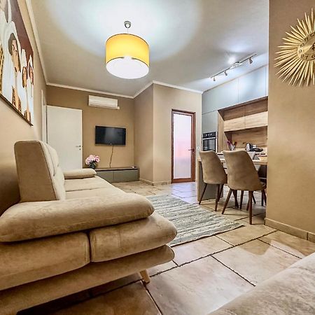 Amos City Center Apartment Tirana Buitenkant foto