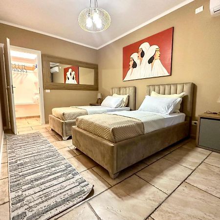 Amos City Center Apartment Tirana Buitenkant foto
