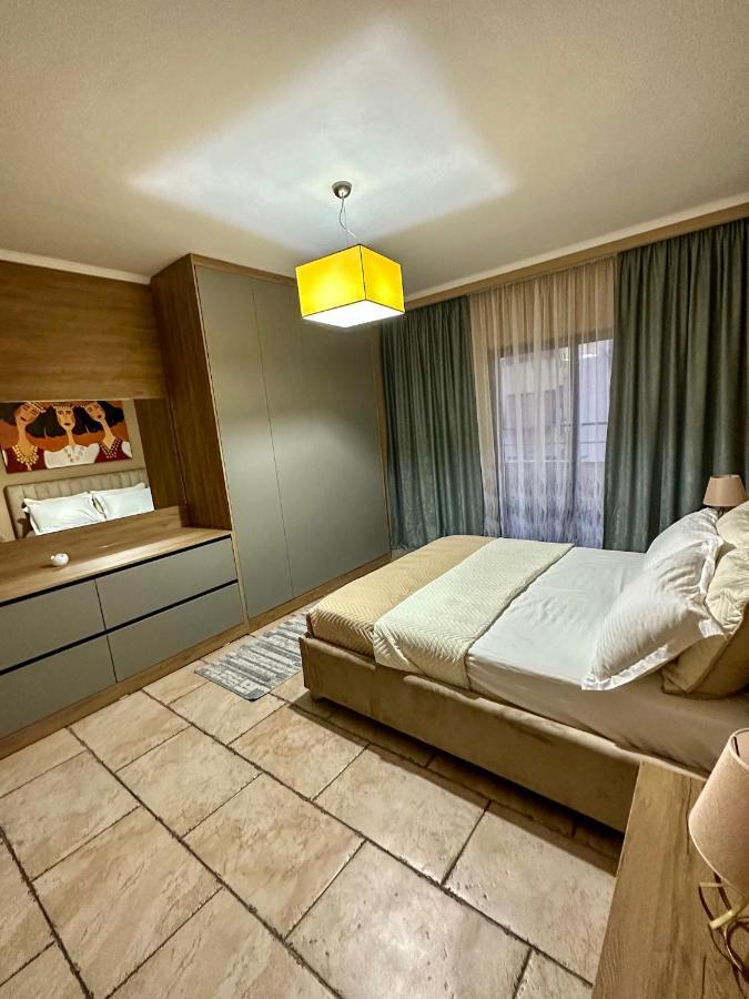 Amos City Center Apartment Tirana Buitenkant foto