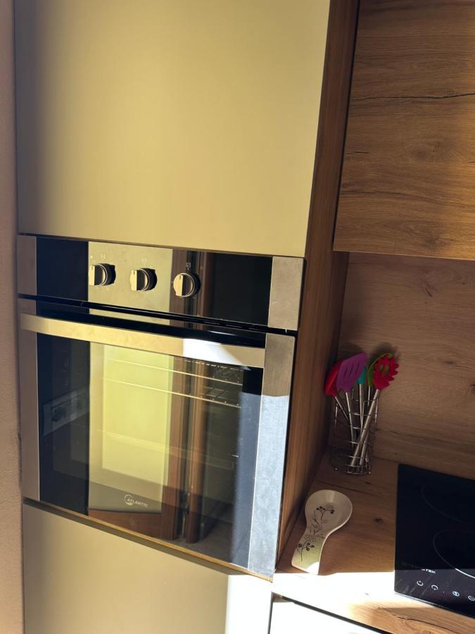 Amos City Center Apartment Tirana Buitenkant foto