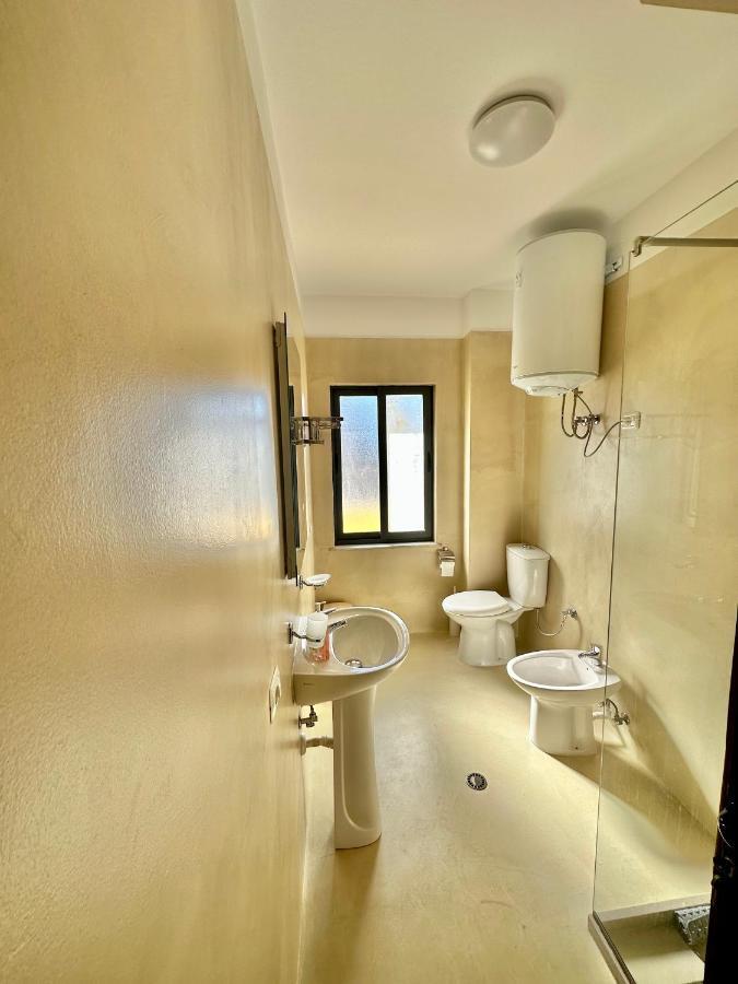 Amos City Center Apartment Tirana Buitenkant foto