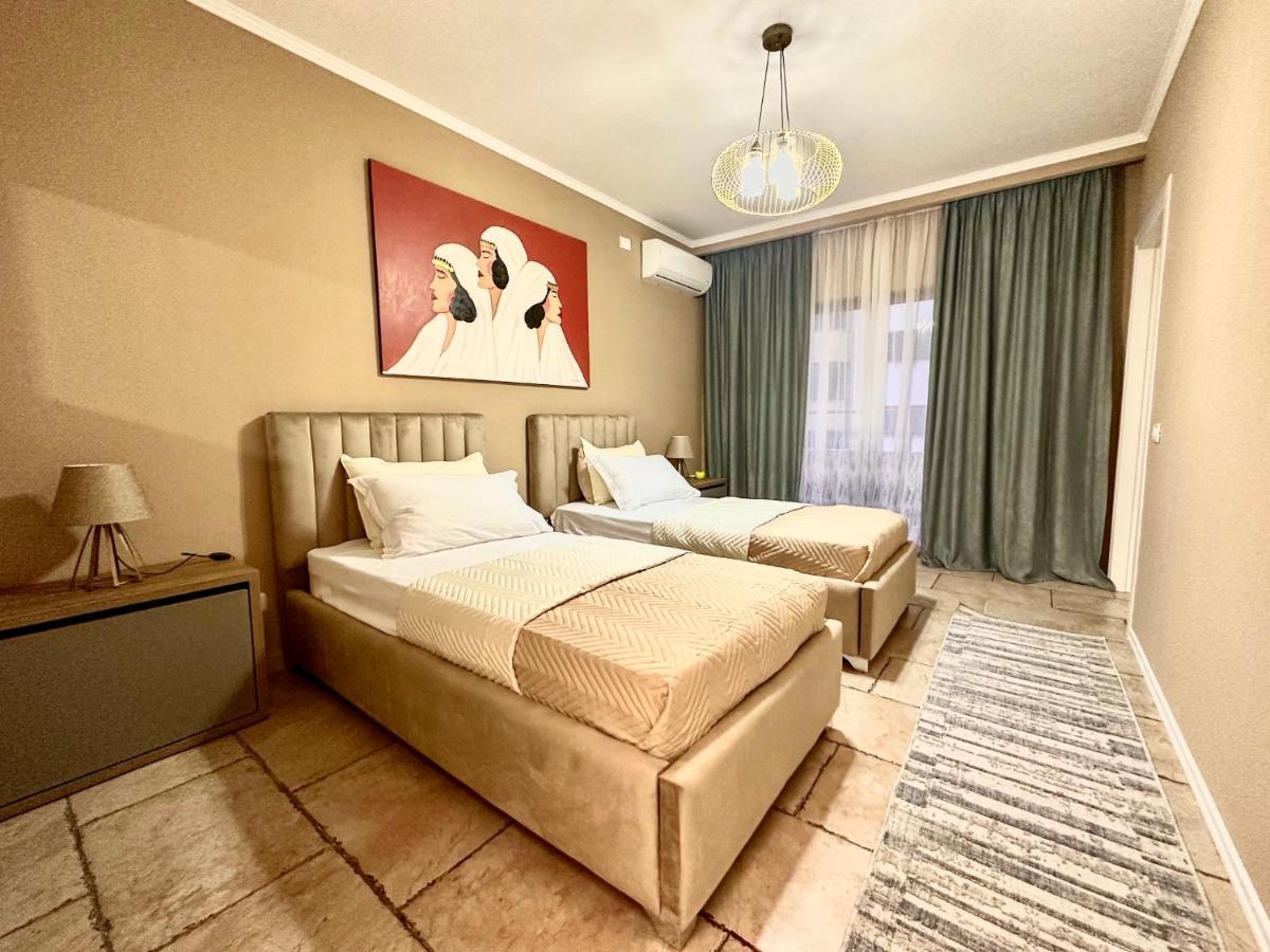 Amos City Center Apartment Tirana Buitenkant foto