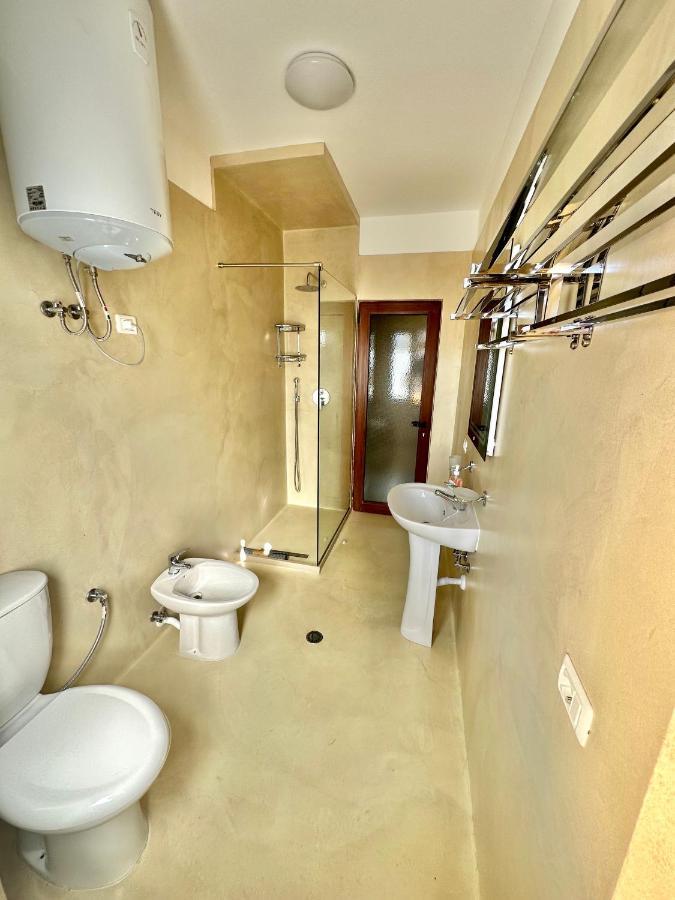 Amos City Center Apartment Tirana Buitenkant foto