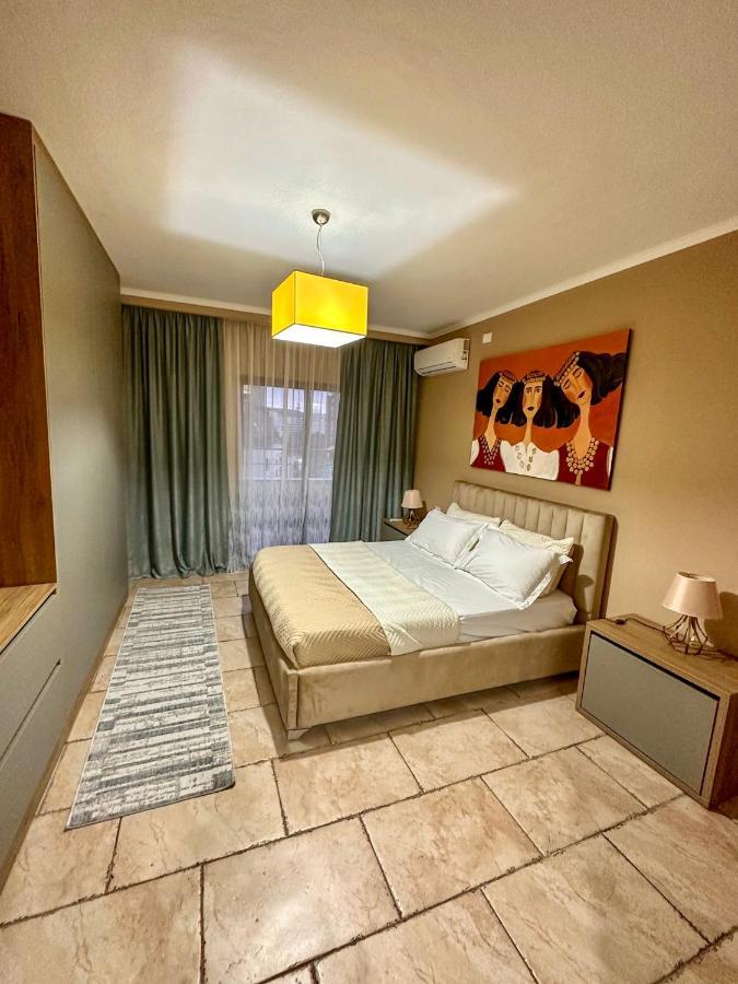 Amos City Center Apartment Tirana Buitenkant foto