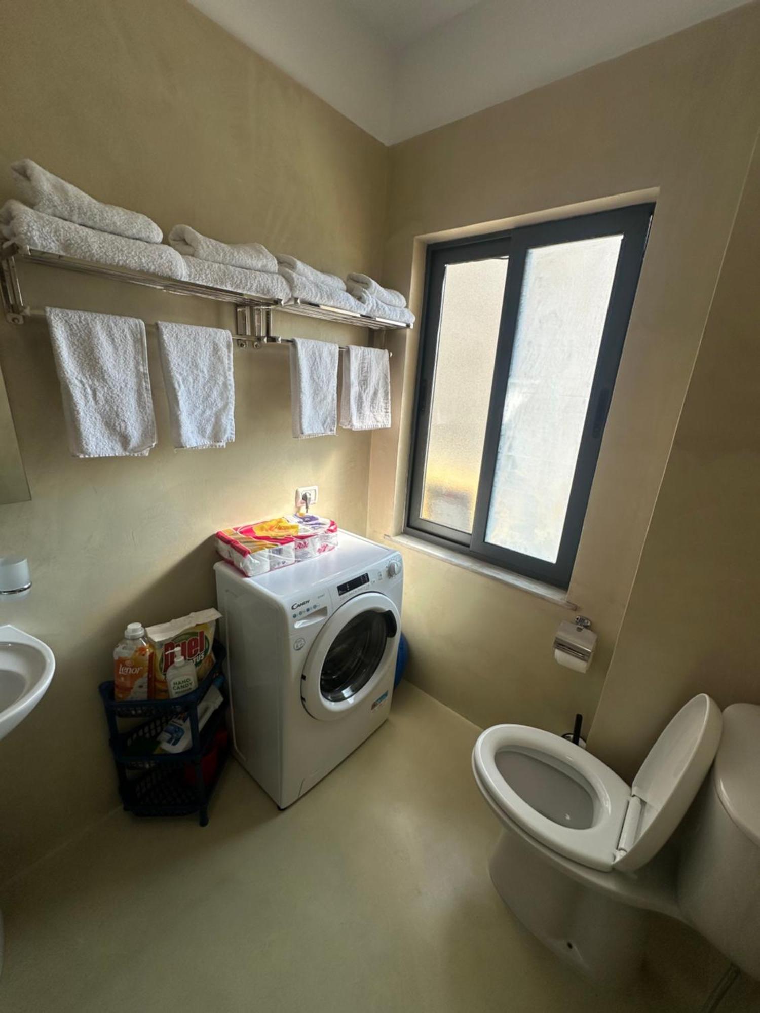 Amos City Center Apartment Tirana Buitenkant foto